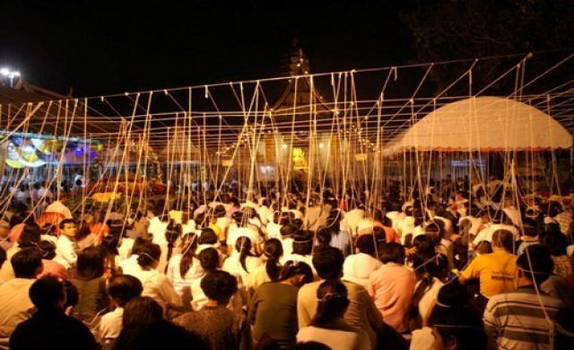 วัยรุ่นยุคใหม่หันหน้าเข้าวัดสวดมนต์ข้ามปี