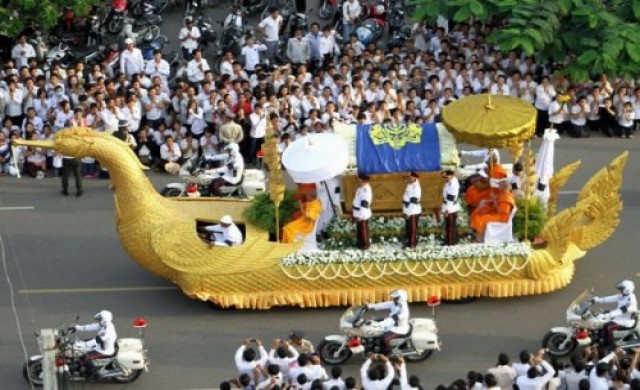 กัมพูชาอัญเชิญพระบรมศพสมเด็จเจ้านโรดมสีหนุไปพระเมรุมาศ