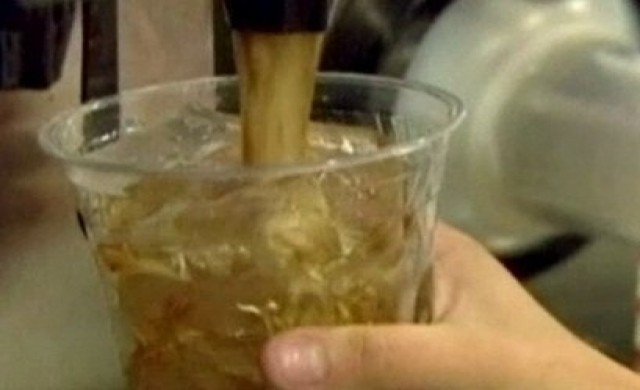 ศาลสหรัฐสั่งเบรกห้ามขายน้ำอัดลมแก้วใหญ่