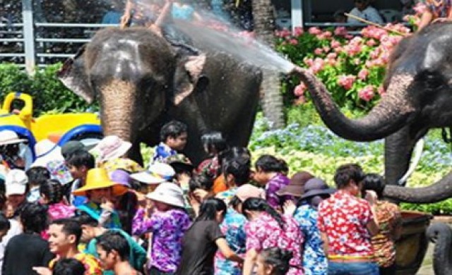 สาดกระเซ็น ที่'ถนนซะกราวสะเร็น'