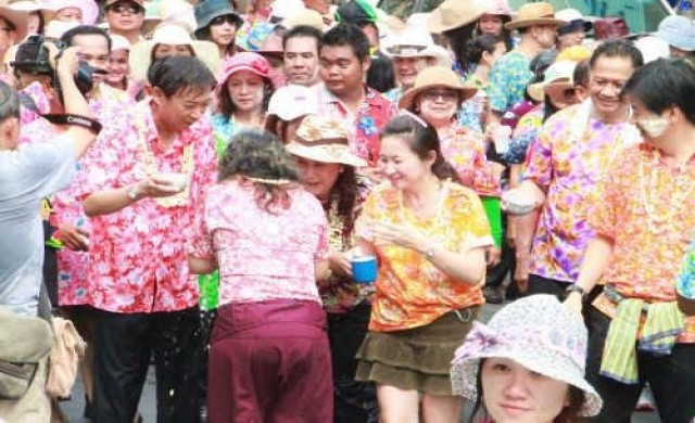 บรรยากาศวันแรกสงกรานต์ปีนี้คึกคัก