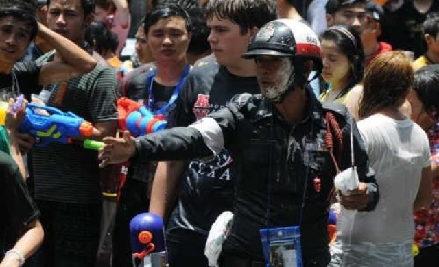 เล่นน้ำสงกรานต์สีลมคึกคักนักท่องเที่ยวแน่น