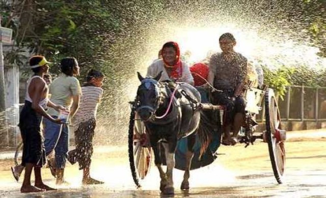 พม่าวิจารณ์หญิงแต่งตัวโป๊เล่นน้ำสงกรานต์