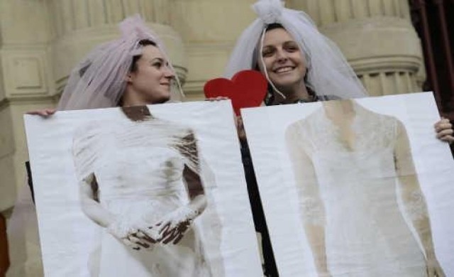 สภาฝรั่งเศสรับกฎหมายสมรสเพศเดียวกัน