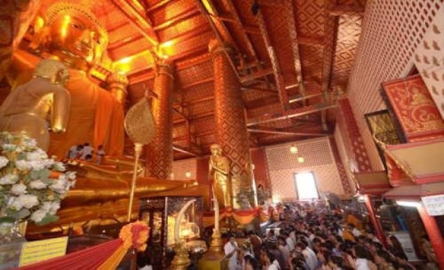 ทำบุญตักบาตรวันวิสาขบูชา