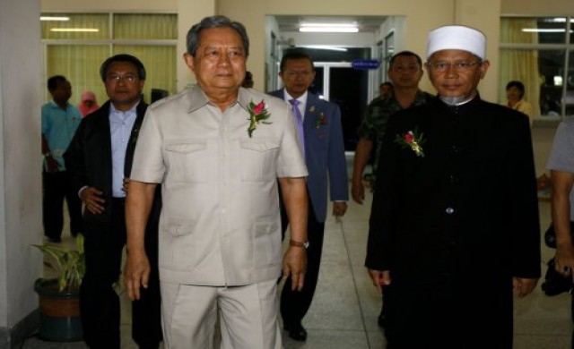 องคมนตรีมอบสิ่งของพระราชทานแก่ราษฎร