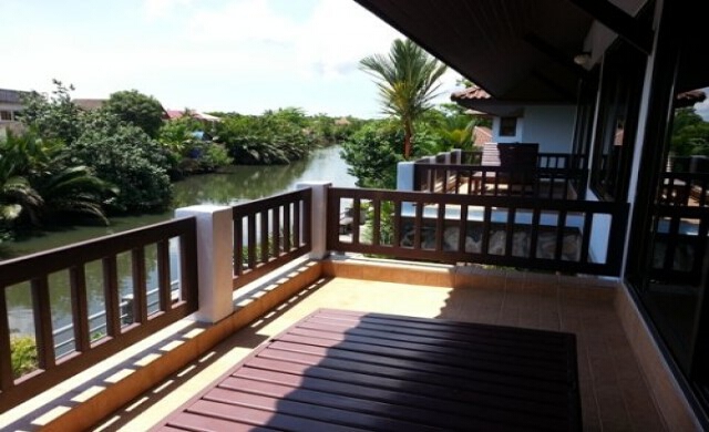 "บ้านริมน้ำ" งาม เงียบ สงบ