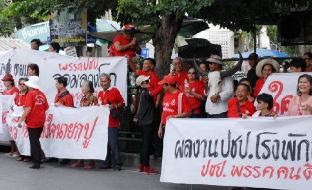 เสื้อแดงจี้ประชาธิปัตย์ หยุดโจมตีจำนำข้าว