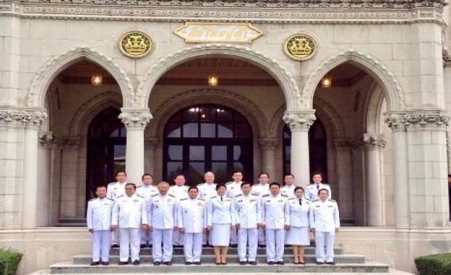 ครม.ยิ่งลักษณ์5ถ่ายภาพชื่นมื่น ไร้'เฉลิม'