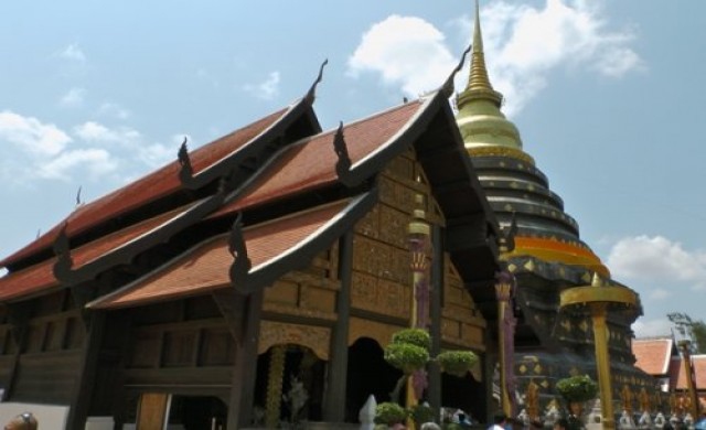 ลัดฟ้าสู่ "ลำปาง" สักการะพระธาตุปีฉลู