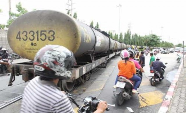 รถไฟขนน้ำมันดิบตกราง