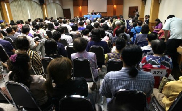 รอฟังยักยอกทรัพย์แน่นห้อง