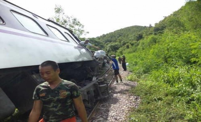 รถไฟด่วนพิเศษกรุงเทพ-เชียงใหม่ ตกราง!