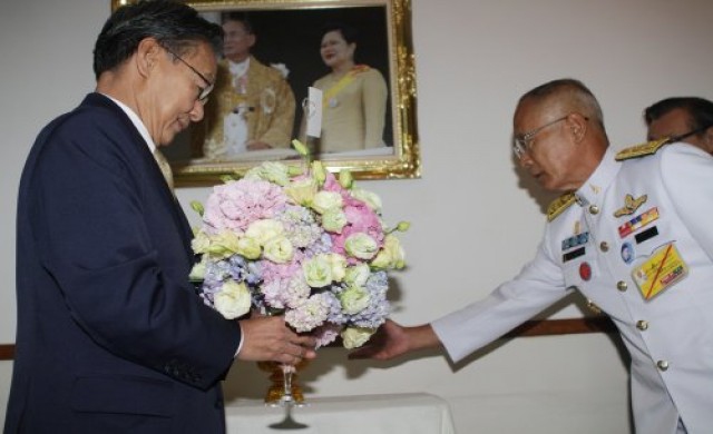 พระราชทานแจกันดอกไม้'ชวน'ครบรอบ75ปี