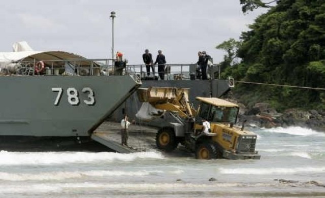 เร่งลำเลียงขยะปนเปื้อนน้ำมันดิบ