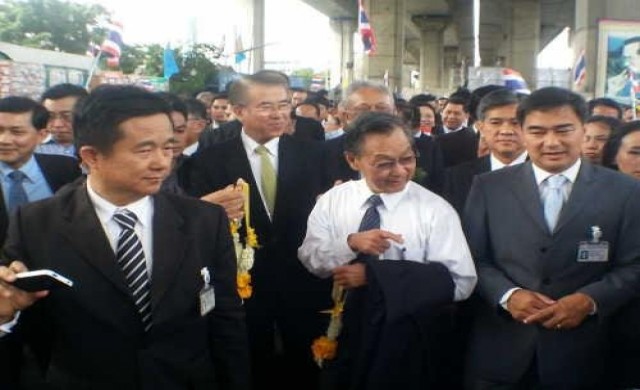 'ชวน-อภิสิทธิ์'นำขบวนม็อบ