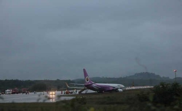 สนามบินตรังปิดต่อจนท.เร่งกู้นกแอร์ตกรันเวย์