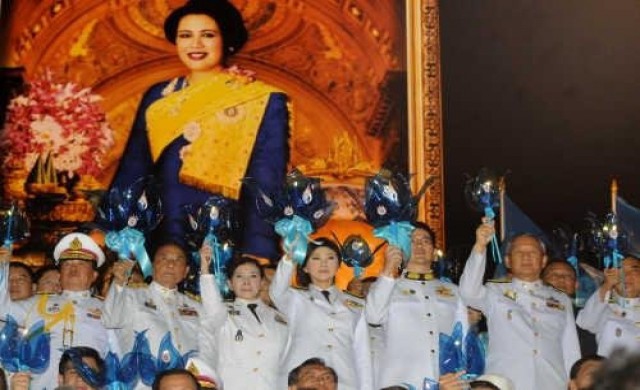 นายกฯนำพสกนิกรจุดเทียนชัยถวายพระพรพระราชินี