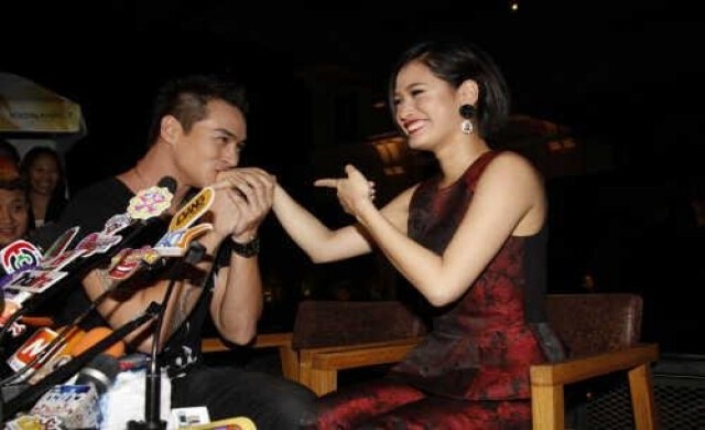 ปีเตอร์ คอร์ปฯ คุกเข่าขอแฟนสาวแต่งงาน