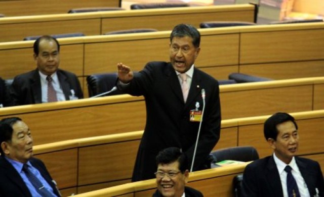 เชิญ'เฉลิม'ออกห้องประชุม