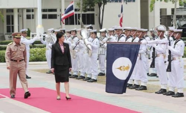'ยิ่งลักษณ์'ตรวจเยี่ยมกองทัพเรือ