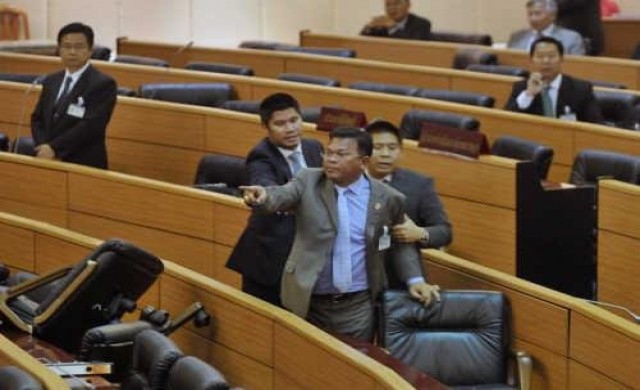 โพลชี้ปชช.ระอา ส.ส.ตีกันกลางสภา