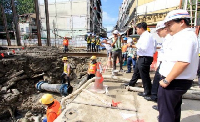 ระทึก!พื้นถนนสถานีรถไฟฟ้าสายสีน้ำเงินทรุด