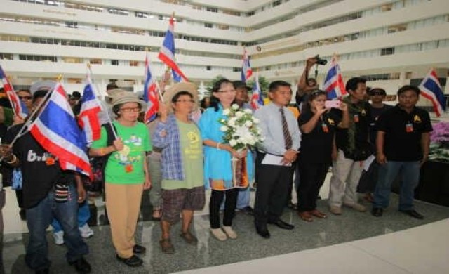 กลุ่มหนุมานฯให้กำลังใจตลก.ศาลรธน.