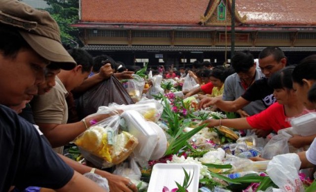 ทำบุญเดือนสิบ