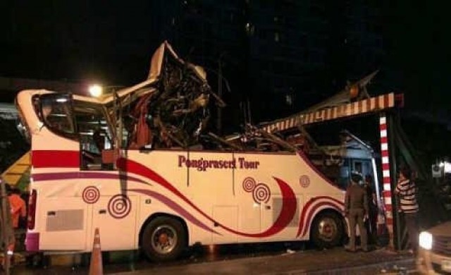 รถทัวร์ชนคานเหล็กสะพานข้ามแยกอโศก