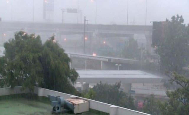 อุตุฯเตือนพายุนารีทำฝนกระหน่ำกทม.80%