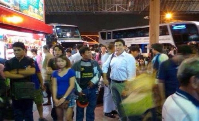 'ชัชชาติ'นั่งรถทัวร์ข้ามไปดูเครื่องบินลาวตก