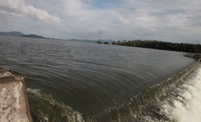 น้ำล้นอ่างเก็บน้ำสียัด