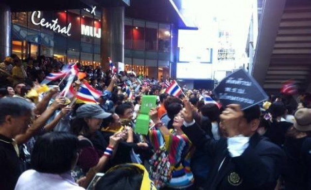 สีลมเป่านกหวีดต้านพ.ร.บ.นิรโทษคึกคัก