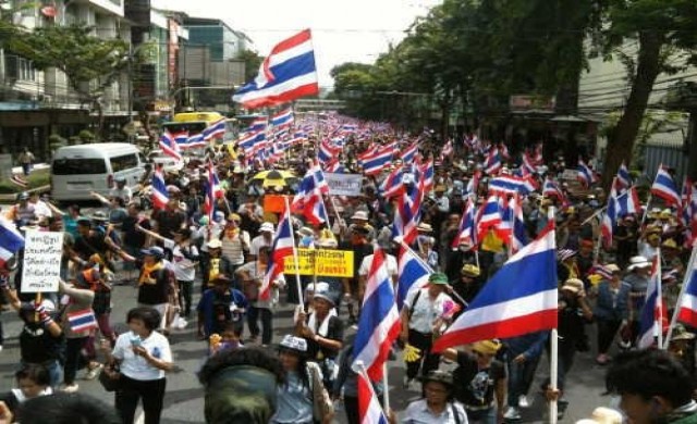 แยกอุรุพงษ์ชุมนุมคึกคัก เคลื่อนบีบรัฐบาล