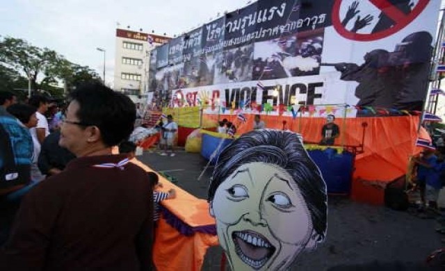 คปท. คึกคักคนรุมปารูปล้อเลียนนายกฯตกน้ำ