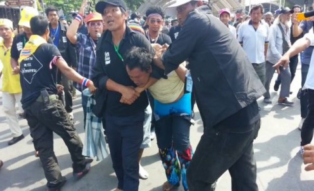 หิ้วปีกออกพื้นที่ม็อบ