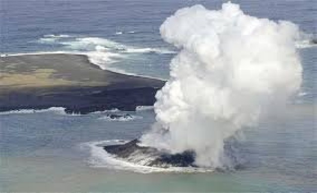 ภูเขาไฟระเบิดผุดเกาะใหม่กลางทะเลญี่ปุ่น