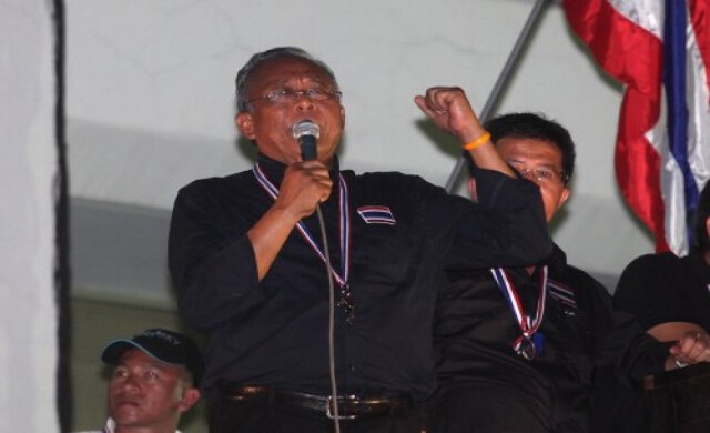 ศาลออกหมายจับ'สุเทพ'สองข้อหา