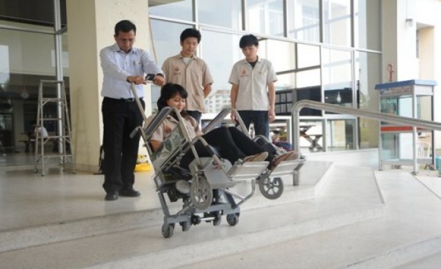 รถเข็นคนพิการขึ้น-ลงบันไดสะดวก