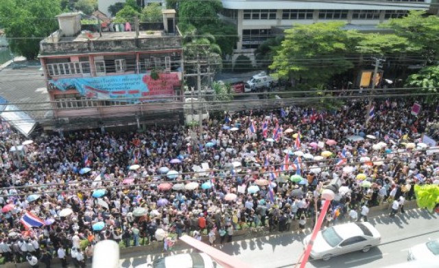 ม็อบคนรักชาติชุมนุมหน้าพรรคเพื่อไทย