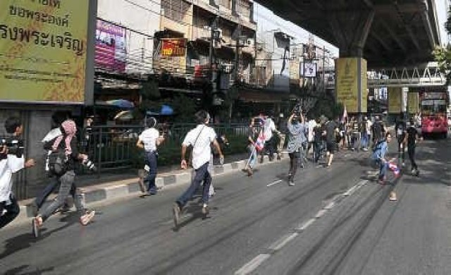 กลุ่มผู้คนหน้ารามฮือปาก้อนหินทุบรถเมล์