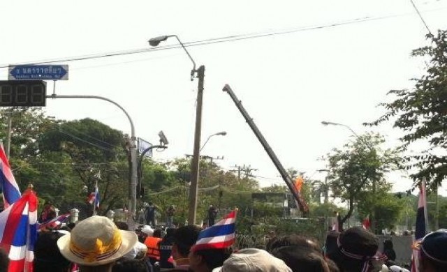 ตร.ยกแท่งแบริเออร์ออก