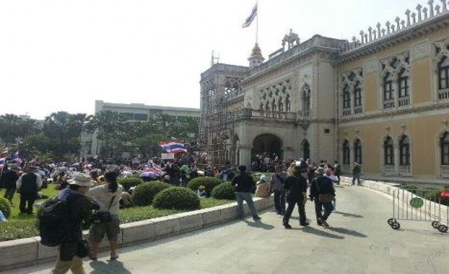 ม็อบบุกเข้าในพื้นที่ทำเนียบรัฐบาลได้แล้ว