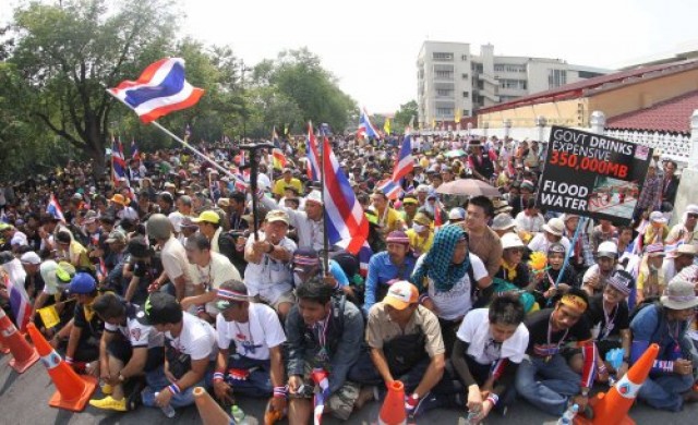 ม็อบประชิดทุกด้านขอเข้าภายในทำเนียบ