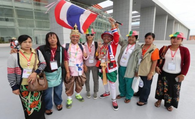 กองเชียร์ไทยกับแฟนกีฬาพม่า