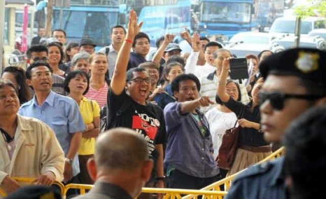 'อภิสิทธิ์'มาศาลโดนด่าฆาตกรสั่งฆ่าประชาชน