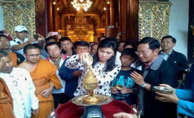 'ยิ่งลักษณ์'สักการะพระบรมธาตุศรีจอมทอง