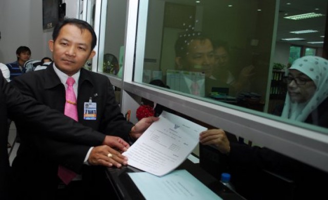'ศรีสุวรรณ'ยื่นกกต.สอบรัฐจ่ายโบนัสขรก.