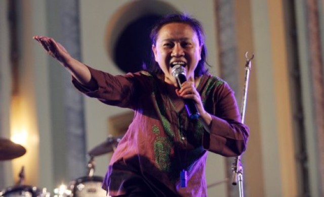 'อัญชลี-เสรี'นำมวลชนเป่านกหวีดไล่บ้านนายกฯ